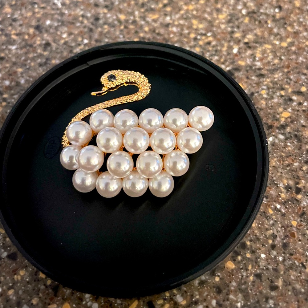 Vintage Pearl Swan Brooch 
$10 or bundle 3/$25